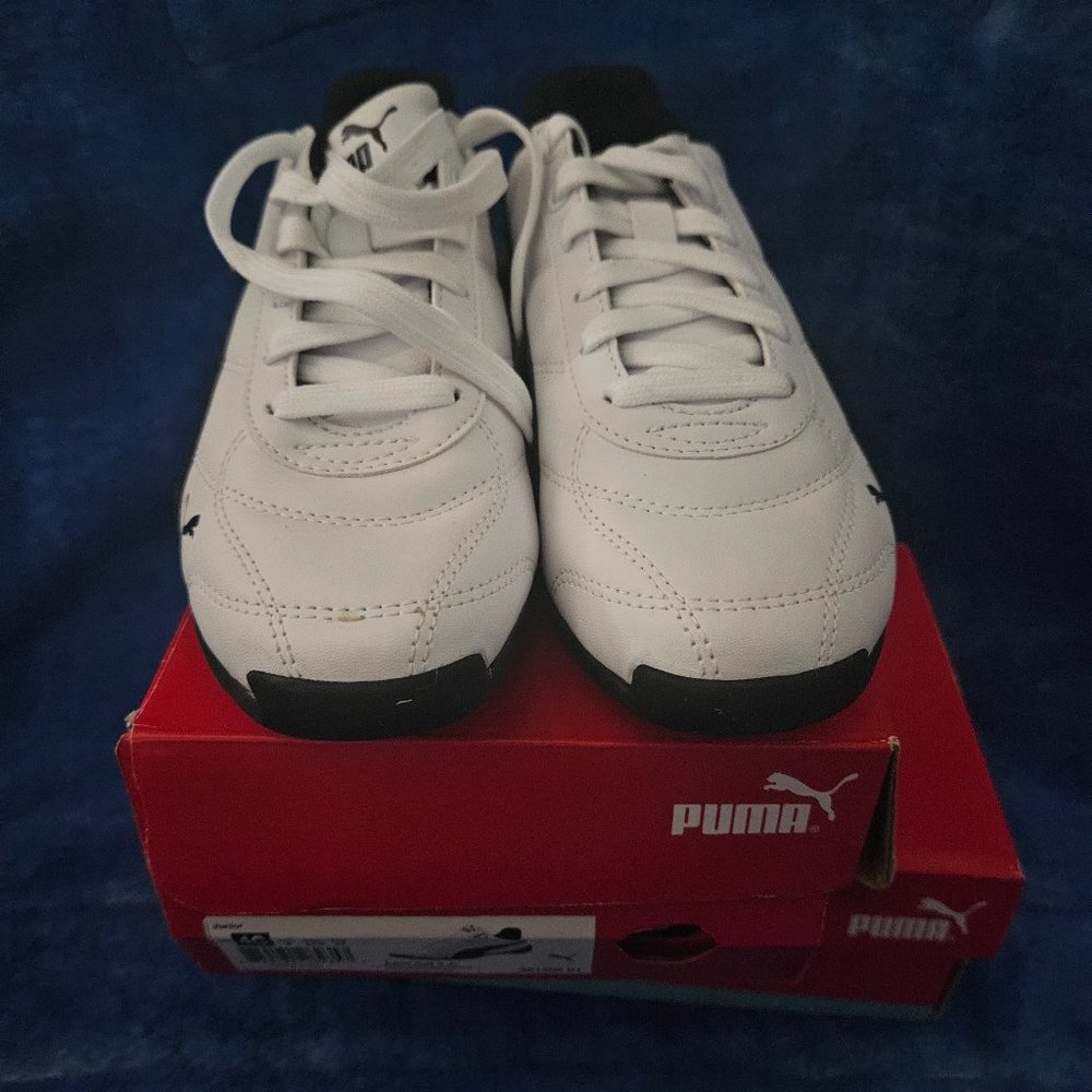 PUMA (GIRLS) WHITE(SIZE 4)